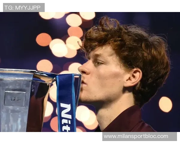 意大利国家队主帅斯帕莱蒂现场观赛ATP总决赛与冠军辛纳亲密合影